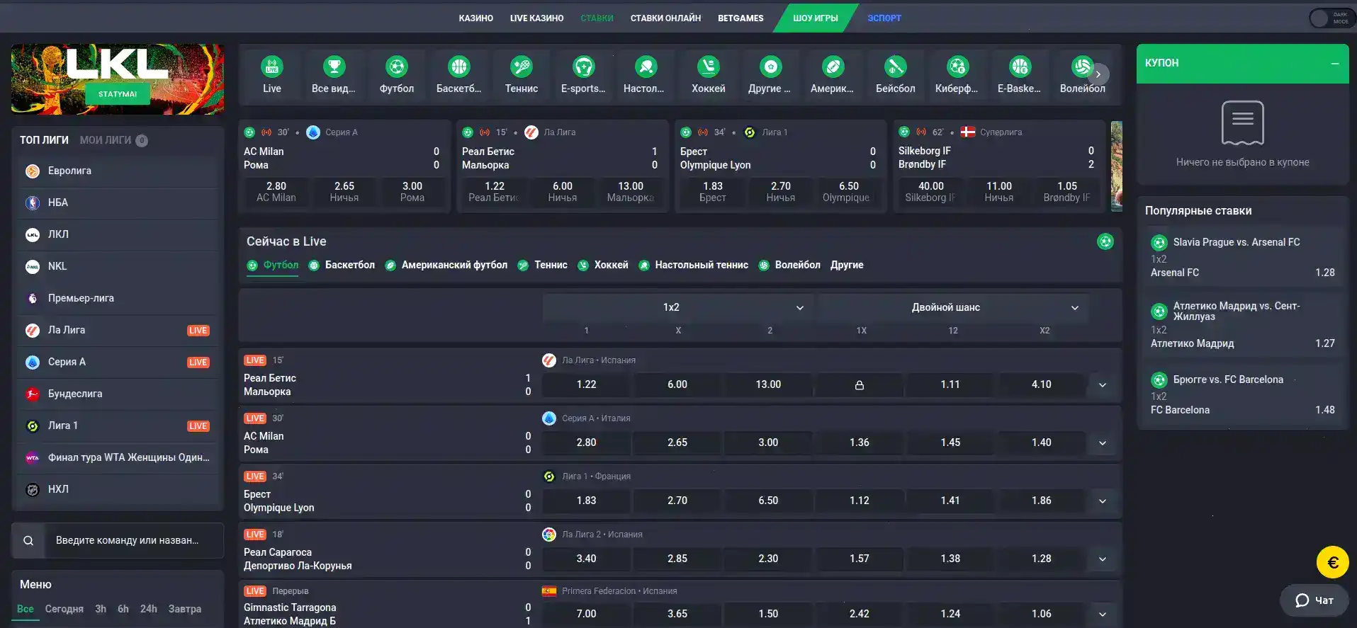 Nahaufnahme von verschiedenen Casino-Chips und Spielkarten